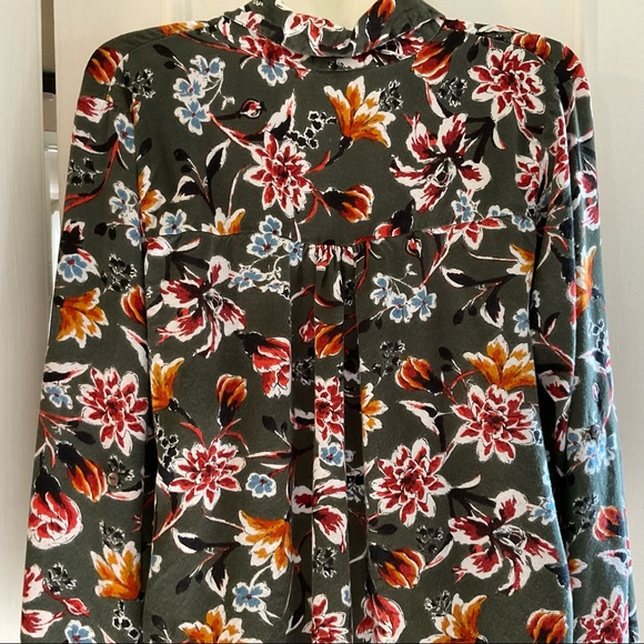 Bailey & Chloe Green Floral Button Down shirt Hi Lo style SZ Med - Picture 5 of 9